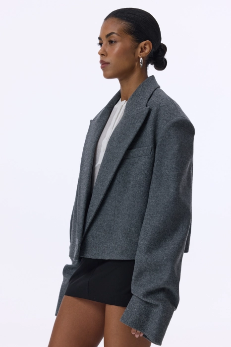 Cropped coat with a gathering on the sleeve