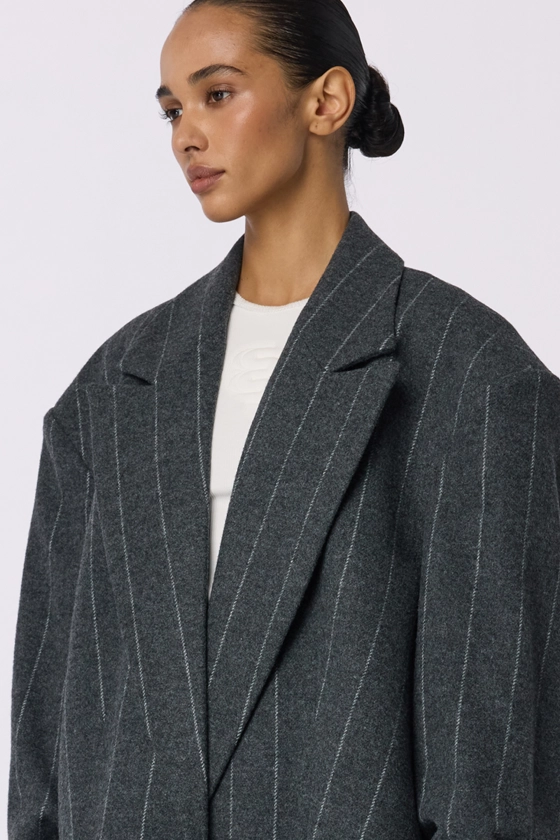 Straight-cut coat with gathered sleeves - photo 8