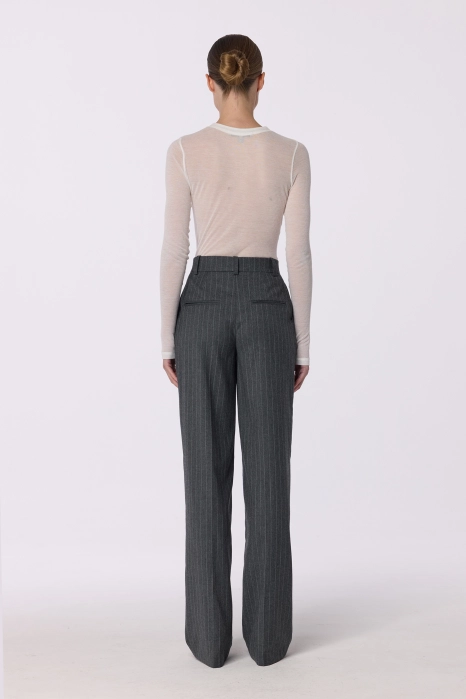 Mid-rise wool trousers with a crease