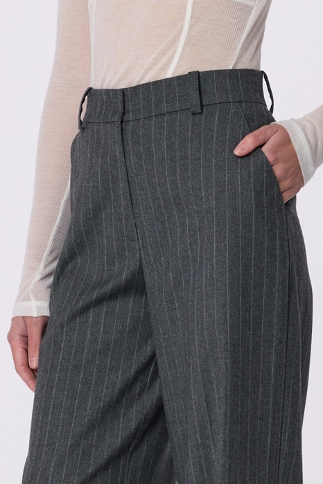Mid-rise wool trousers with a crease