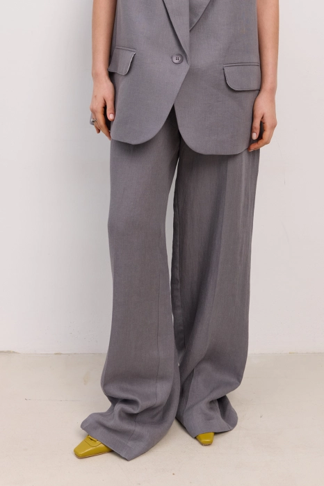 Mid-rise wool trousers with a crease