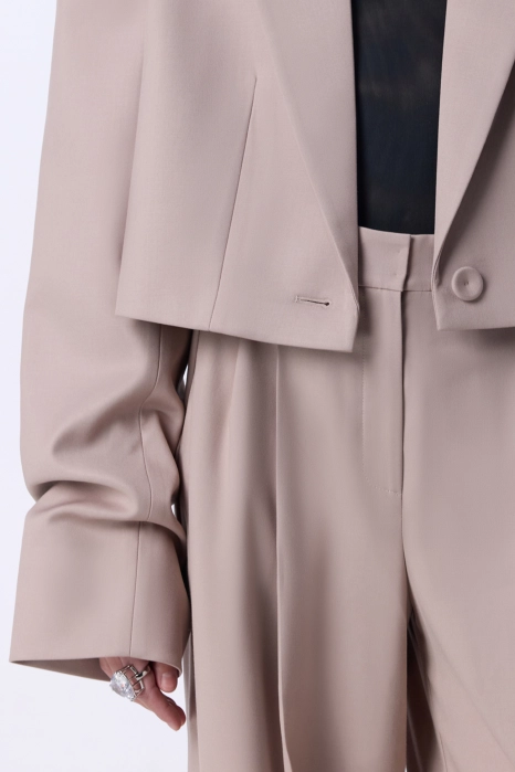 Cropped cotton blazer with gathered details on the sleeves