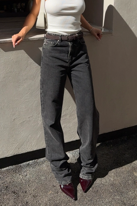 Straight-leg jeans