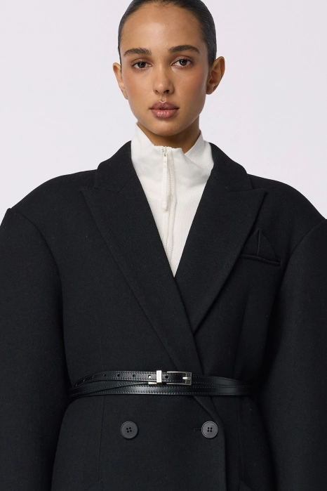 Двобортне пальто з акцентним плечем