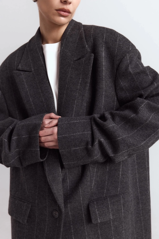 Straight-cut coat with gathered sleeves - photo 7