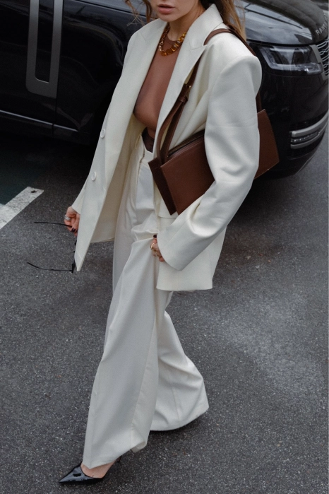Mid-rise wool trousers with a crease
