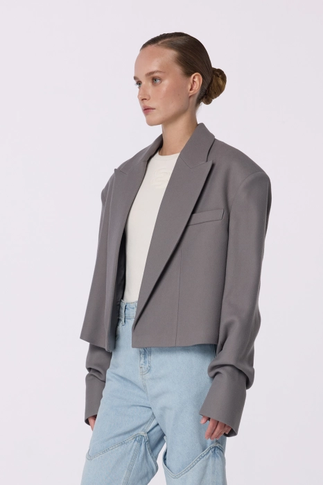 Cropped coat with gathered sleeves